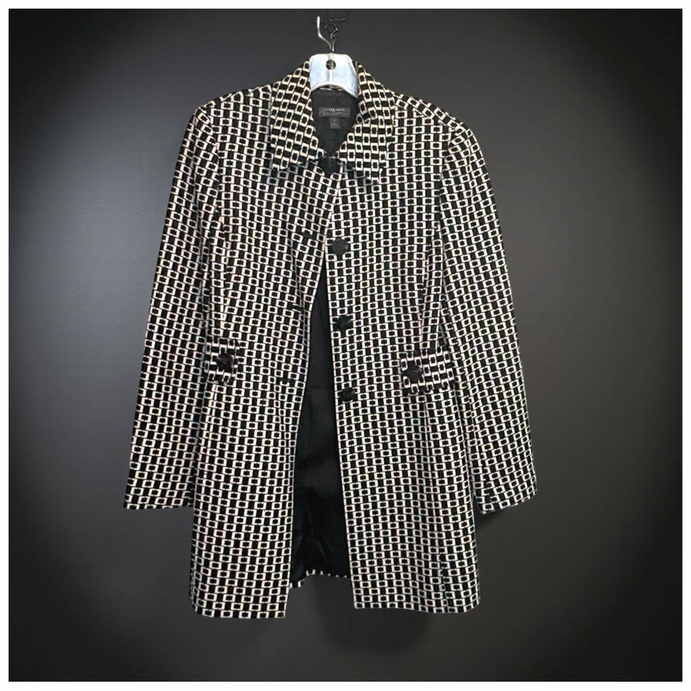 Classiques Entier Geometric Trench Coat | Timeless Tailored Elegance - Picture 10 of 12